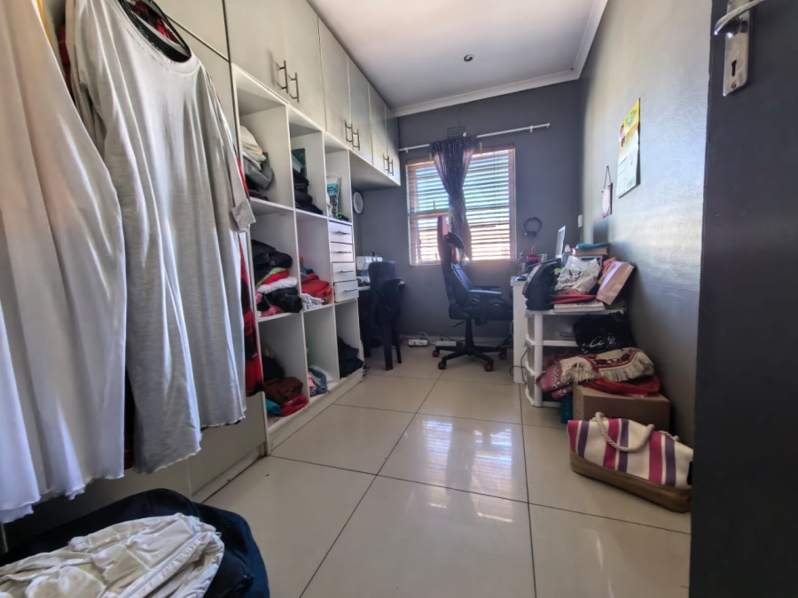 8 Bedroom Property for Sale in Turf Hall Estate Western Cape